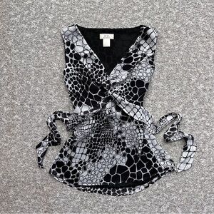 🌹5 for $50🌹Y2K Luxe Black and Gray Patterned Wrap-Front Sleeveless Blouse